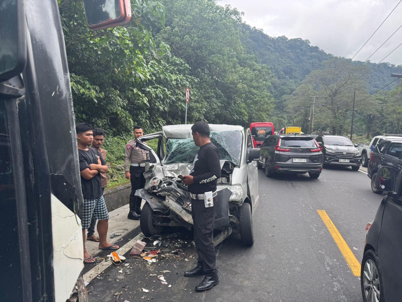 Mobil Pikap Tabrak Bus di Lembah Anai Sumbar, Diduga Sopir Mengantuk