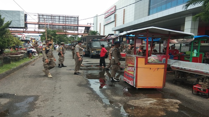 Langgar Perda dan Perkada, Belasan Pedagang Kaki Lima Ditertibkan Satpol PP Kota Padang