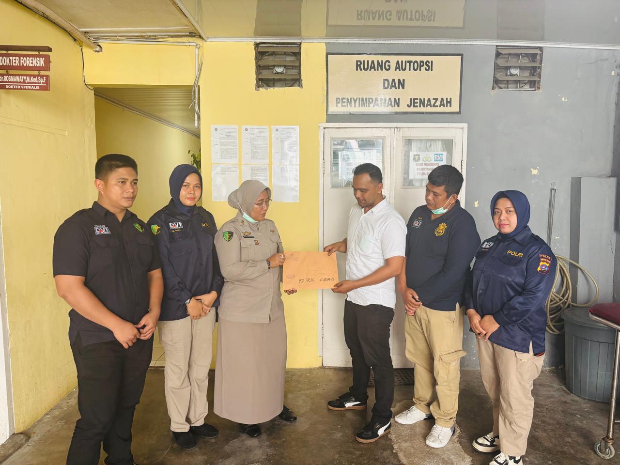 Petugas-kepolisian-menerima-bekas-hasil-pemeriksaan-medis.jpg