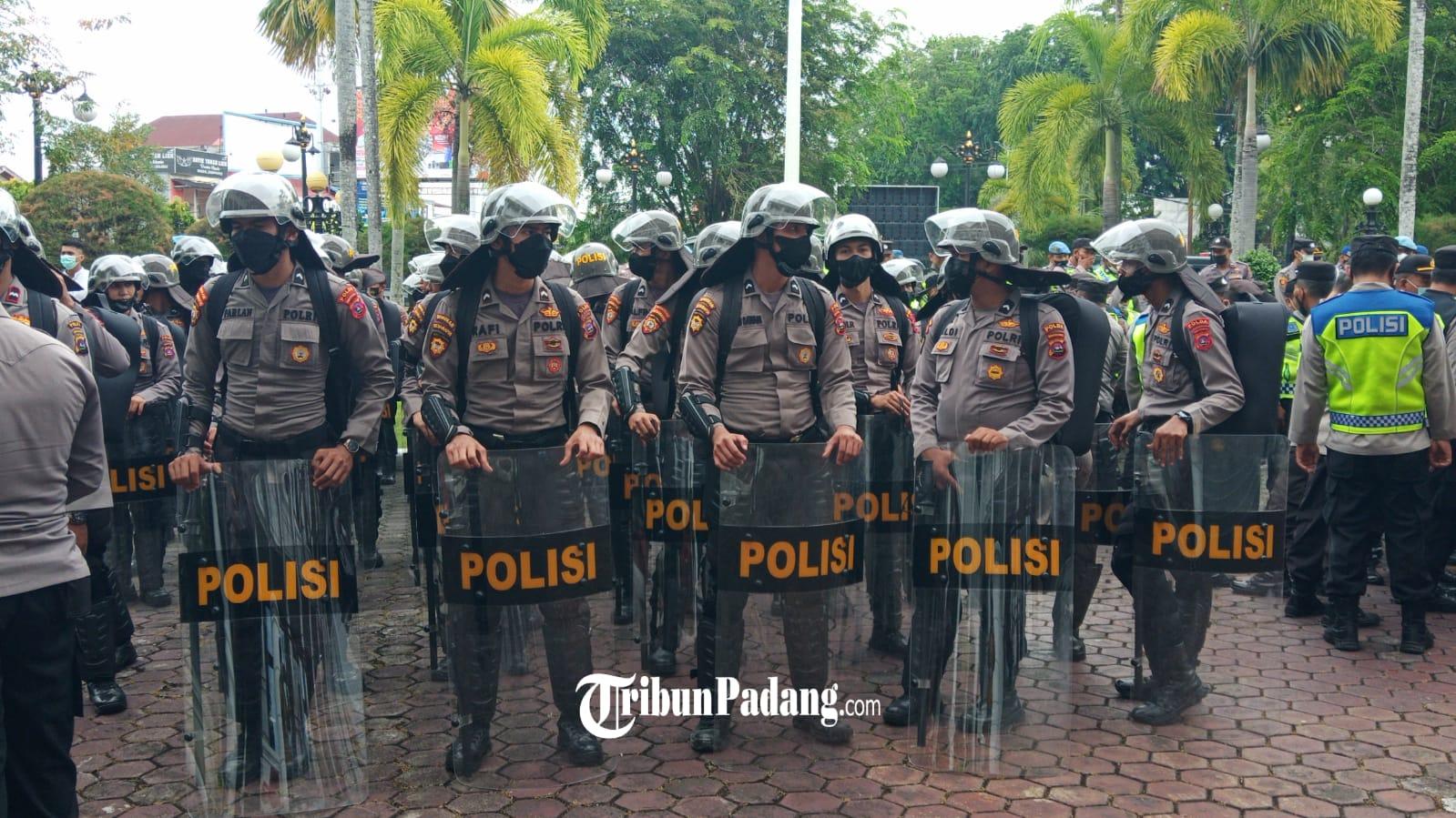 Pihak-kepolisian-yang-mengamankan-aksi-demo-di-DPRD-Sumbar-Senin-1142022.jpg