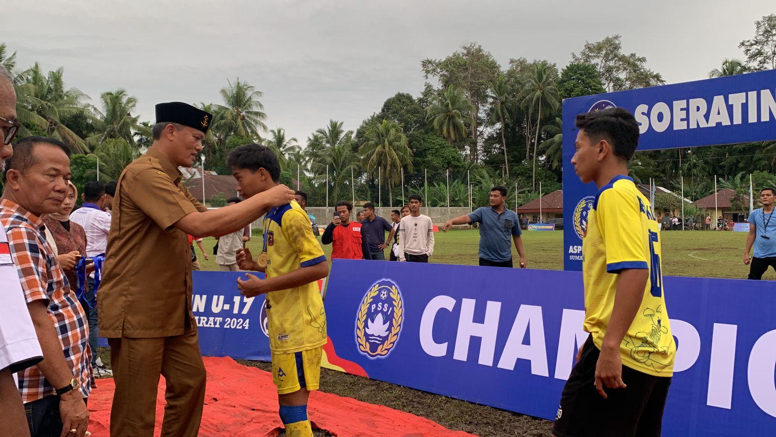 Pj-Wako-Pariaman-Roberia-kalungkan-medali-Piala-Soeratin-U17.jpg