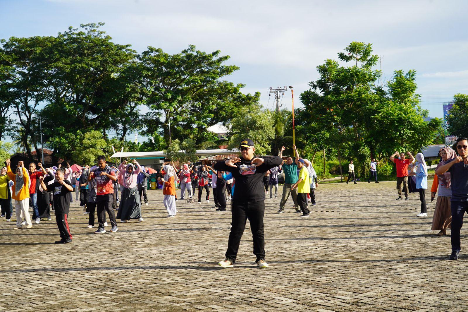 Pj-Wali-Kota-Padang-Andree-Algama-sewaktu-mengikuti-senam-pagi-bersama.jpg