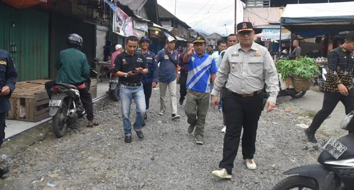 Pj-Wali-Kota-Padang-Andree-Algamar-meninjau-Jalan-di-Pasar-Lubuk-Buaya-b.jpg