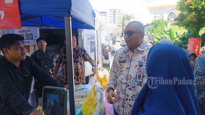 Pj-Wali-Kota-Padang-Andree-Algamar-saat-meninjau-Pasar.jpg