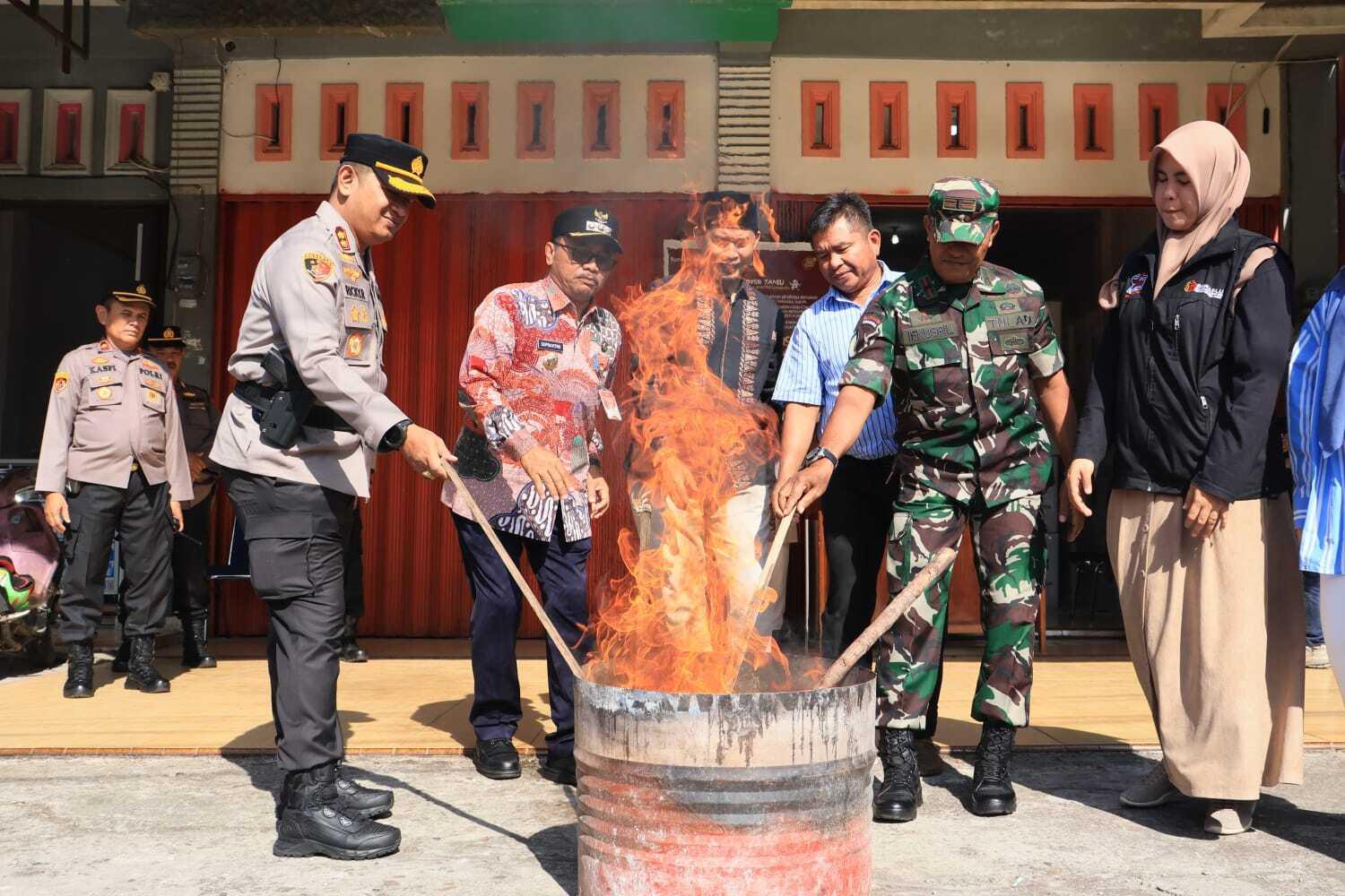 Pj-Wali-Kota-Payakumbuh-melepas-keberangkatan-logistik-untuk-pelaksanaan-PSU-DPD-Prov-Sumbar.jpg