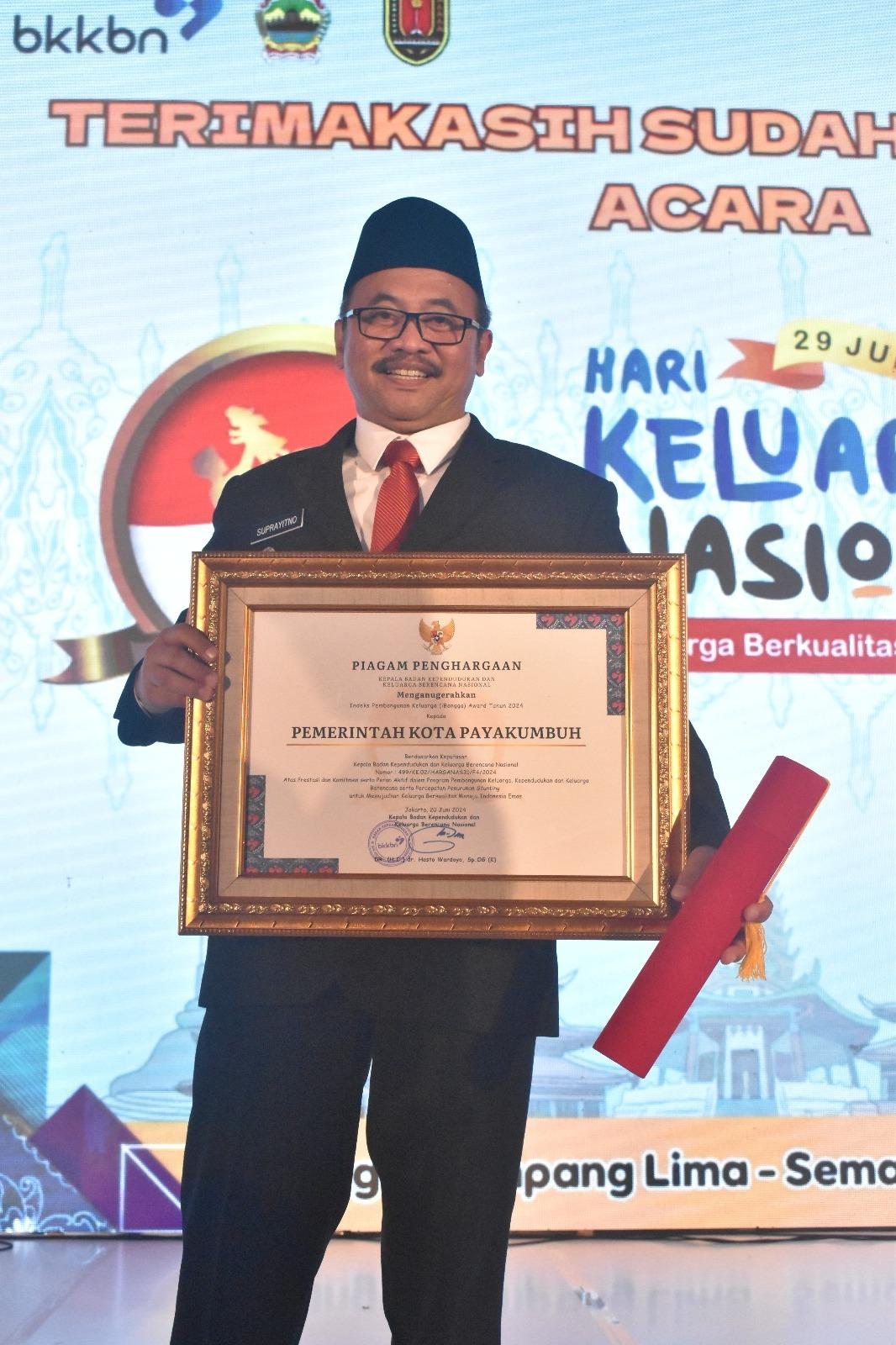 Pj-Wali-Kota-Payakumbuh-menerima-penghargaan-iBangga-pada-peringatan-puncak-Harganas-ke-31.jpg