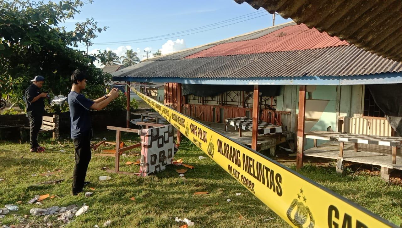 Polisi-Segel-Kafe-Tempat-Persekusi-2-Perempuan-di-Pesisir-Selatan-Sekeliling-Dipasang-Garis-Polisi.jpg