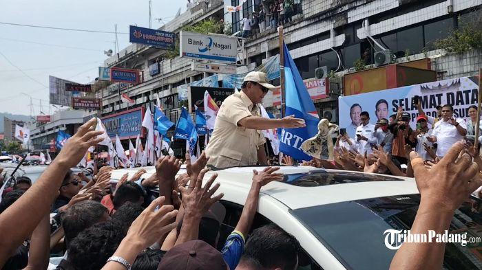 Prabowo-Subianto-juga-menyapa-pendukungnya-di-Pasar-Raya-Kota-Padang-Provinsi-Sumatera-Barat.jpg