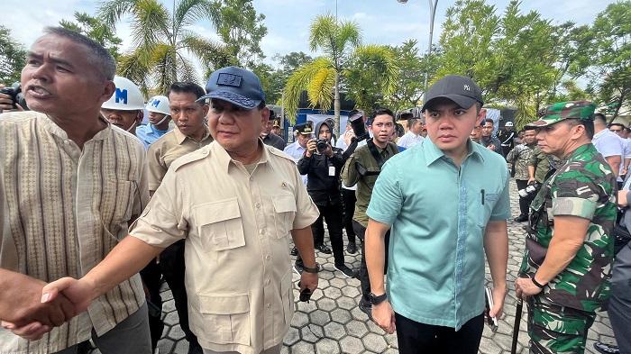 Prabowo-Subianto-menyalurkan-bantuan-benc-Sumatera-Barat.jpg