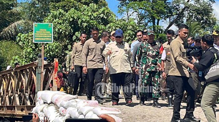 Warga Kayu Tanam Antusias! Detik-detik Prabowo Subianto Turun dari Helikopter Cek Jembatan Bailey