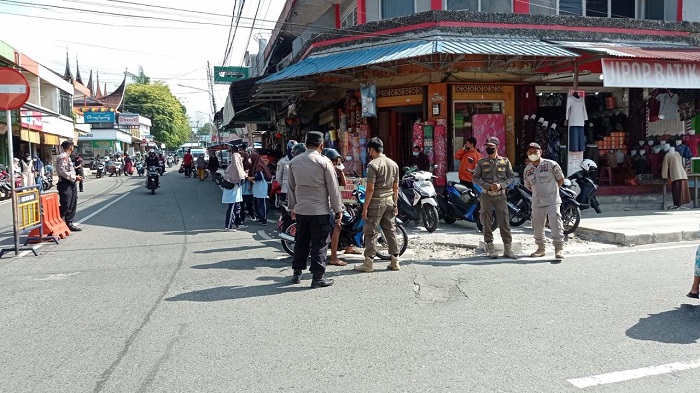 Tim Pemko Lancarkan Razia, Sasar Warga tanpa Masker, dan Tertibkan PKL di Pasar Pusat Padang Panjang