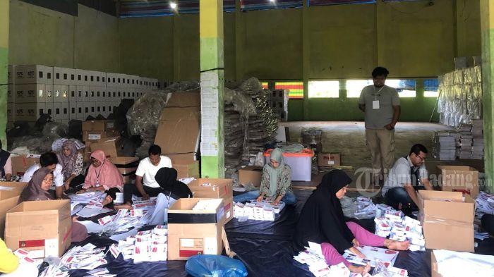 Proses-pelipatan-surat-suara-PSU-DPD-RI-Sumbar-di-Gudang-Logistik-ABE-Futsal.jpg