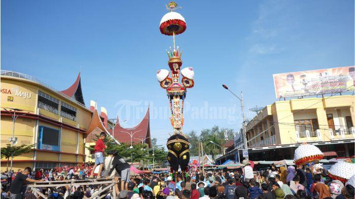 Prosesi-Tabuik-Naik-Pangkek-di-Simpang-Pasar-Pariaman.jpg