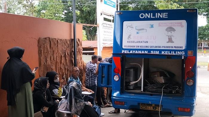 Puluhan-Warga-Mengantre-di-Depan-Layanan-SIM-Keliling.jpg