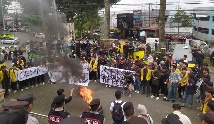 BREAKING NEWS: Puluhan Mahasiswa Demo ke Kantor DPRD Bukittinggi, Tolak RUU TNI yang Baru Disahkan