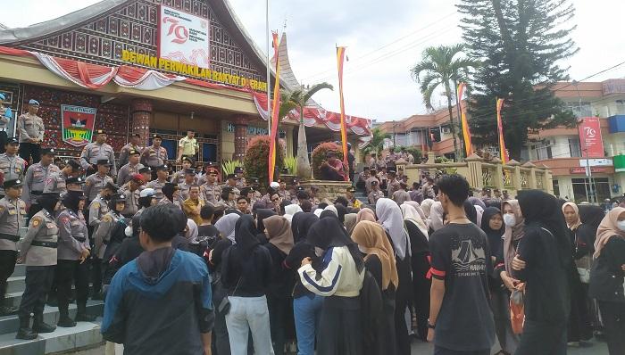 Puluhan-mahasiswa-yang-mBukittinggi-Selasa-1092024.jpg