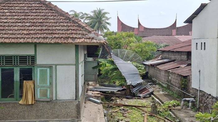 RUMAH-RUSAK-Hujan-lebat-disertai-angin-kencang-yang-melanda-Kota-Solok.jpg