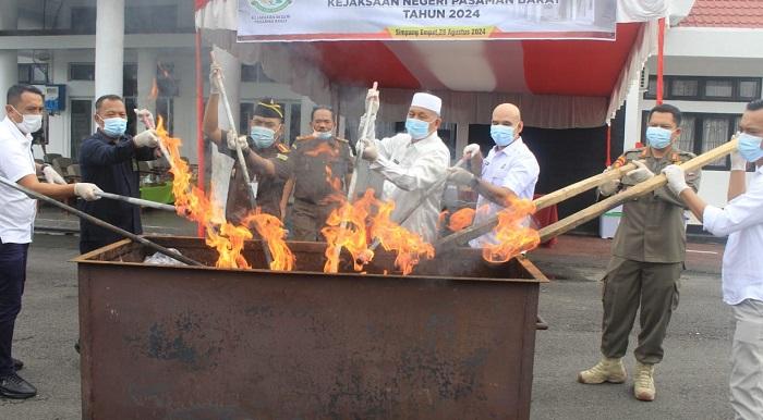 Kejari Pasaman Barat Musnahkan Barang Bukti Tindak Pidana, Kasus Narkoba Mendominasi