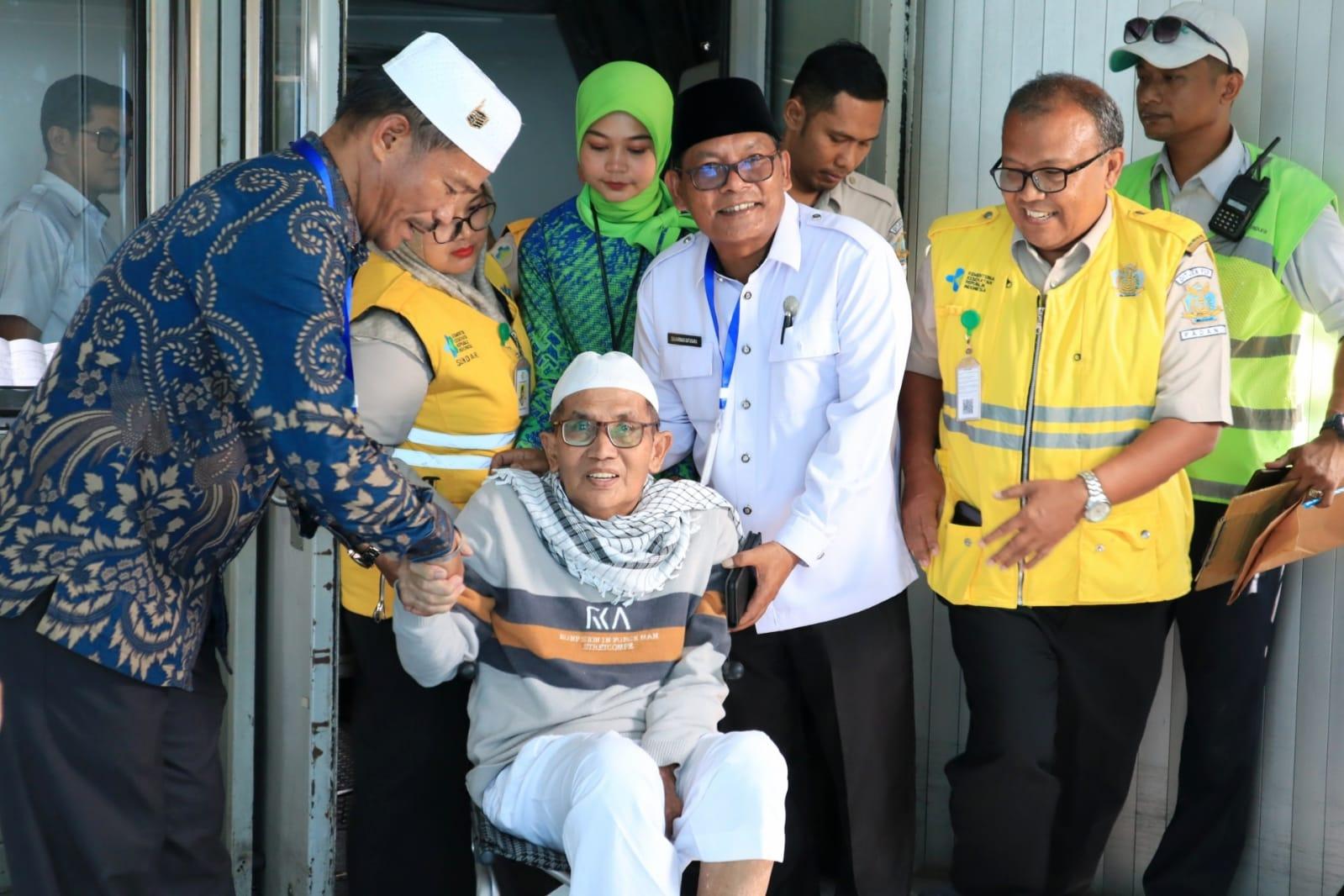 Radinis-Dairan-Jemaah-Terakhir-Debarkasi-Padang-yang-Dipulangkan-dari-Tanah-Suci.jpg