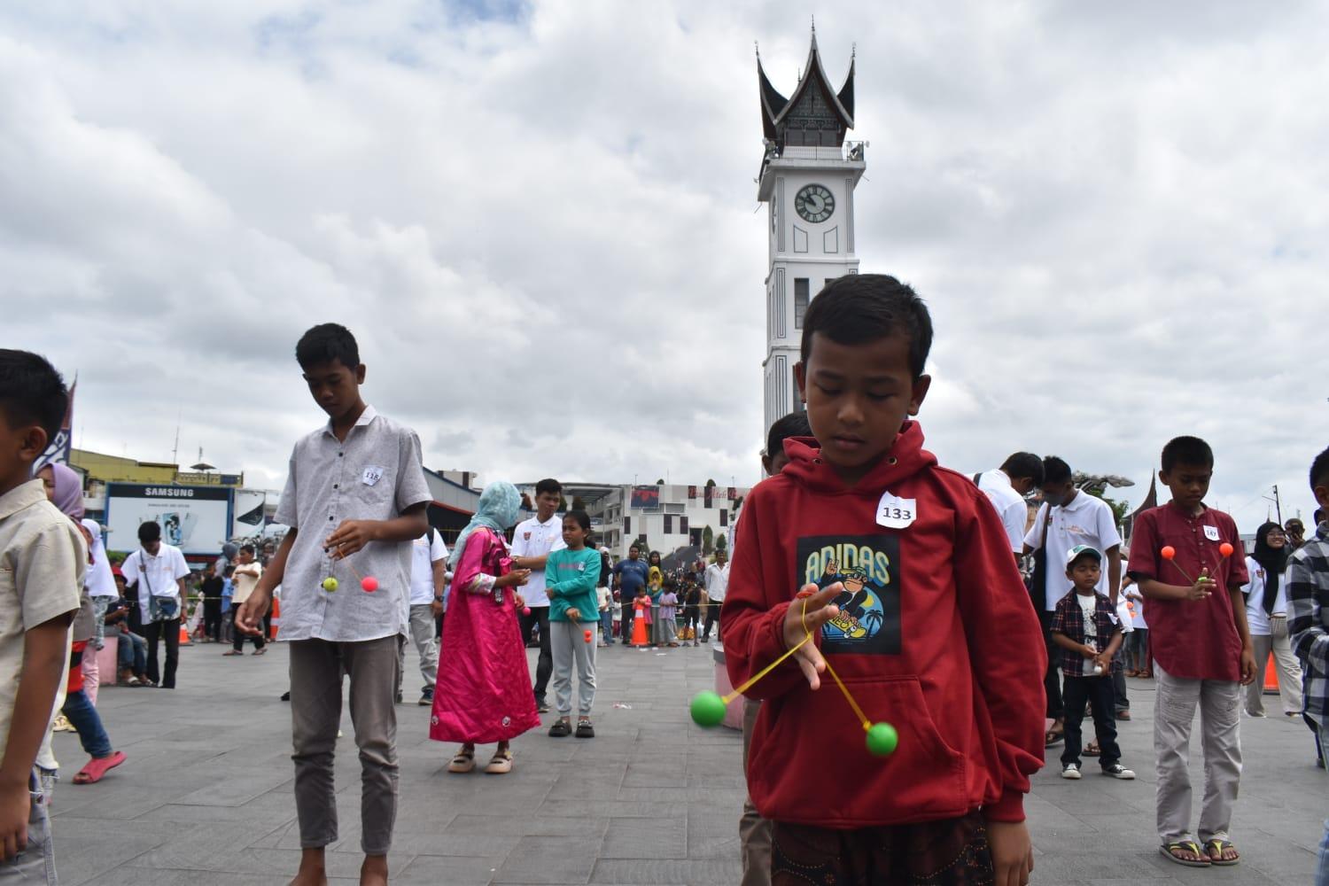 Ratusan-Anak-anak-Adu-Ketangkasan-Main-Lato-lato-di-Jam-Gadang-Bukittinggi.jpg