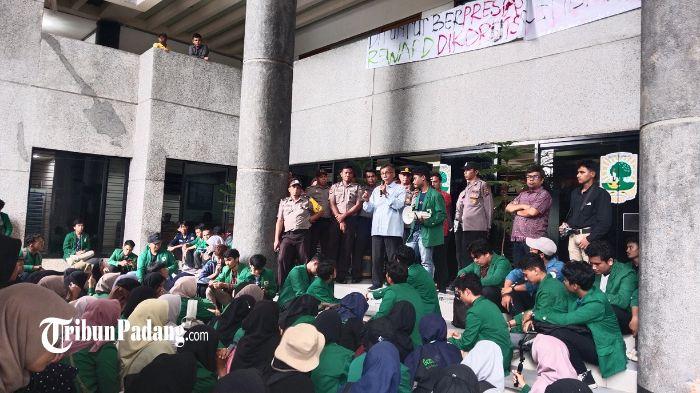 Ratusan Mahasiswa Unand Demo Rektorat, Pertanyakan Dana Kemahasiswaan