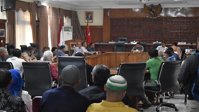 Ratusan-Pedagang-Demonstrasi-di-DPRD-Bukittinggi-Minta-Perda-Nomor-13-Nomor-2022Dicabut.jpg