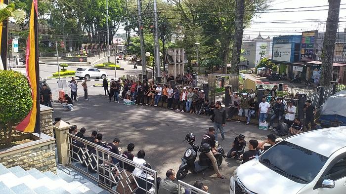 BREAKING NEWS: Ratusan Pedagang Daging Gelar Aksi Demo di DPRD Bukittinggi Tuntut Revisi Aturan Baru