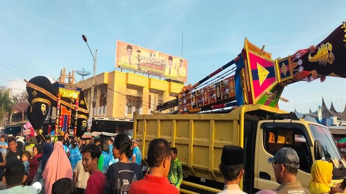 BREAKING NEWS Ratusan Masyarakat Padati Pasar Pariaman, Jelang Prosesi Tabuik Naik Pangkek