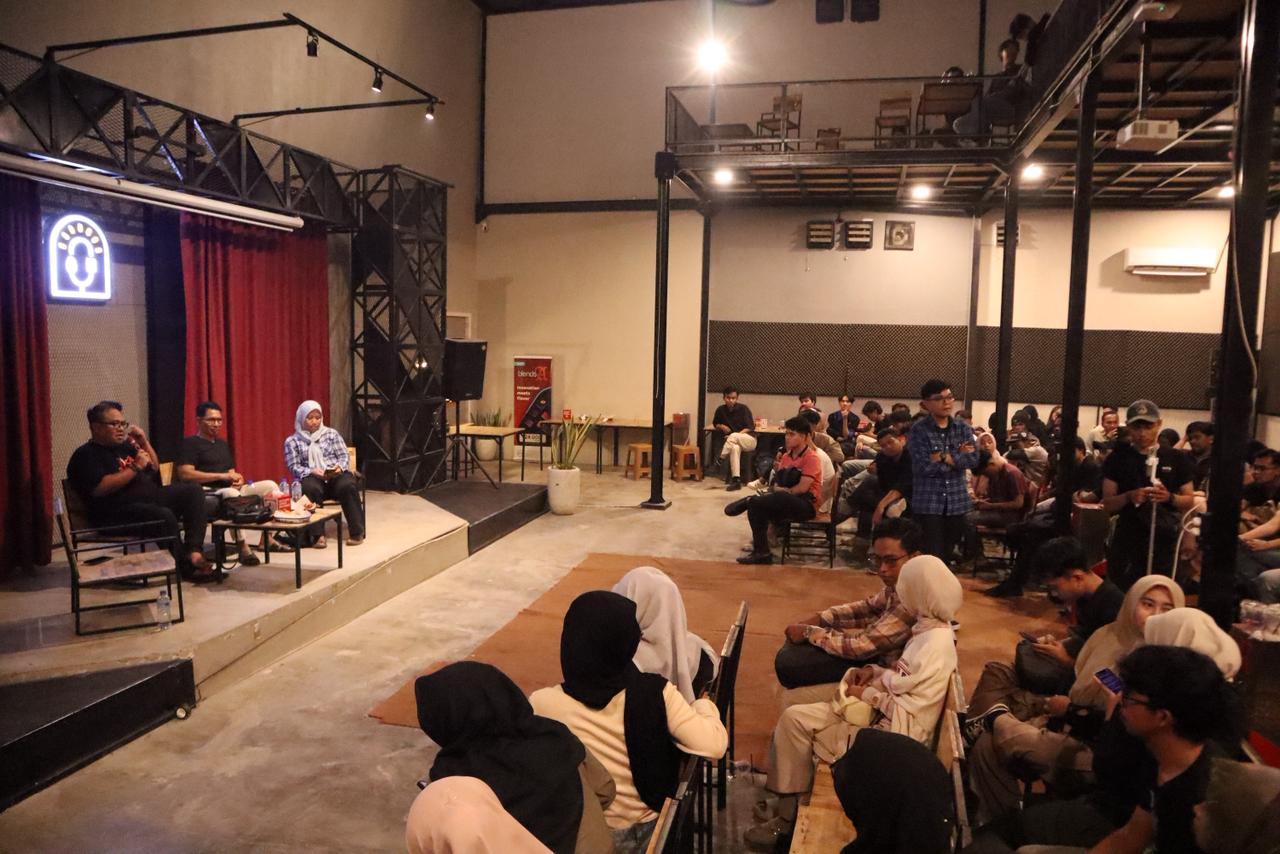 Feri Amsari Soroti Luka Papua di Padang, Ratusan Orang Padati Nobar Film Pesta Babi
