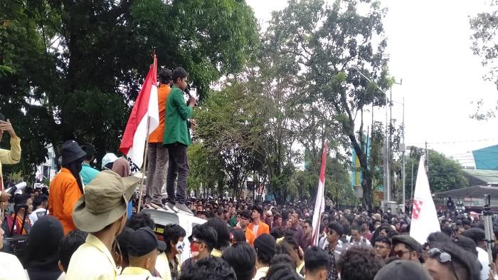Massa dari BEM Sumatera Barat Lakukan Aksi Demo Tolak Kenaikan Harga BBM di DPRD Sumbar