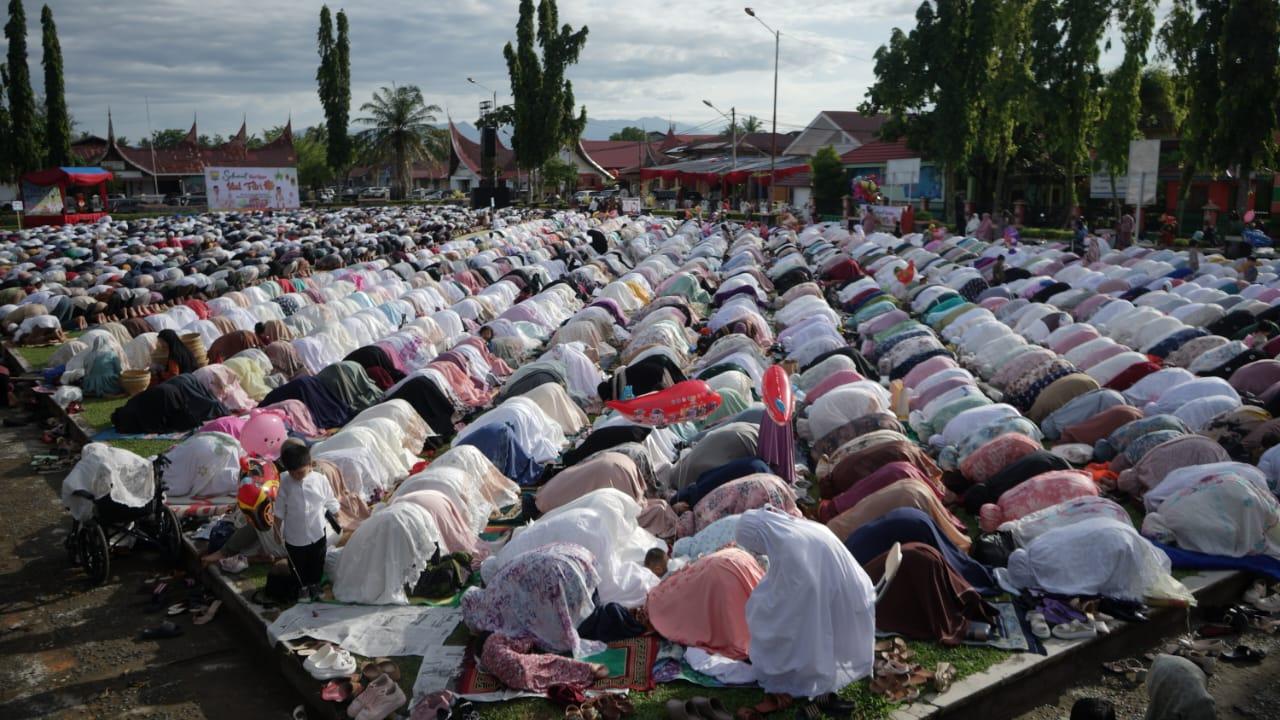 Ribuan-Orang-Ikuti-Salat-Id-di-Lapangan-Merdeka-Kota-Pariaman.jpg