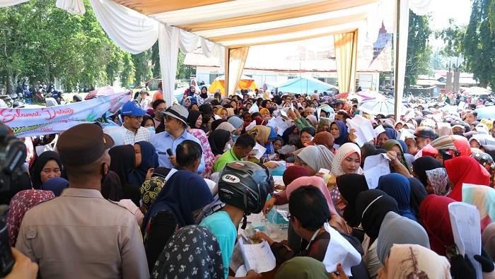 Ribuan-Warga-Solok-Serbu-Pasar-Murah-Epyardi-Saya-Prihatin-Ekonomi-Masyarakat-Sedang-Menurun.jpg