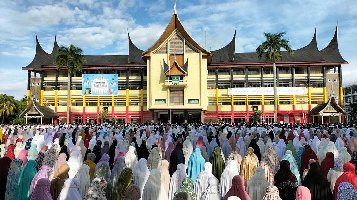 Ribuan-jemaah-melaksanakan-salat-Idul-Adha.jpg