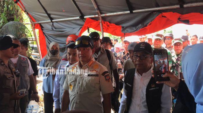 Rombongan-menteri-beserta-Kepala-BNPB-mendarat-di-loseh-Aia-Kecams.jpg