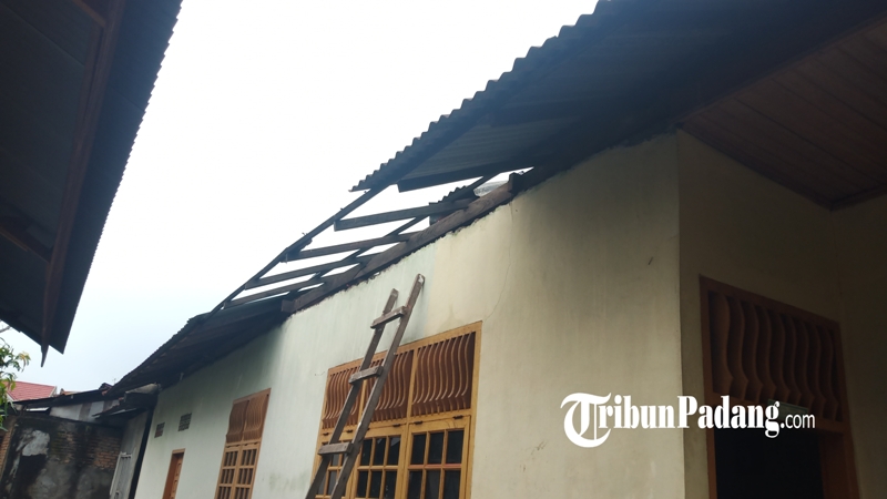 Rumah-warga-yang-diterbangkan-angin-di-Kecamatan-Padang-Utara.jpg