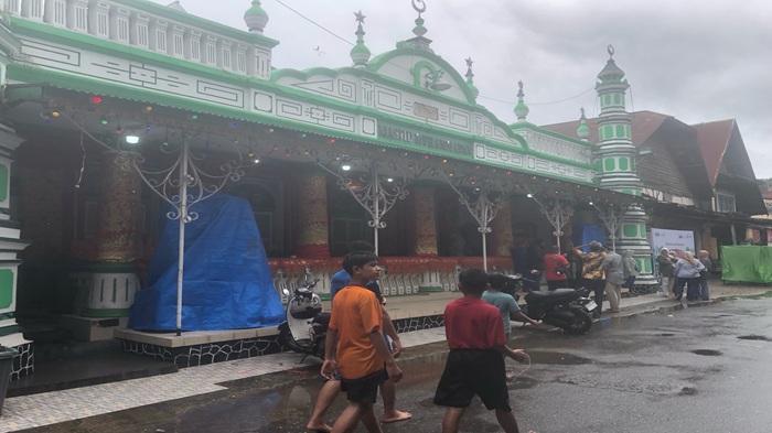 SERAK-GULO-Warga-kota-Padang-Sumatera-Barat-mulai-memadati-kawasan-Masjid.jpg