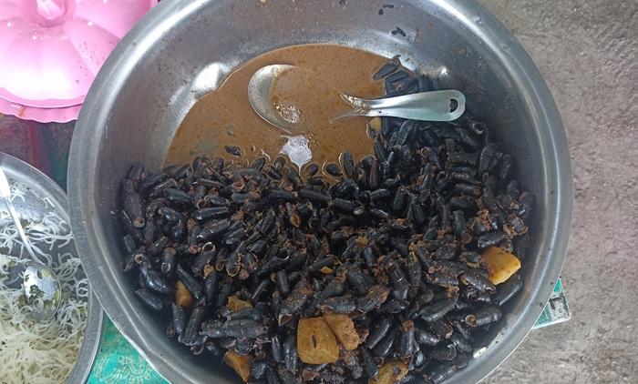 Gulai Langkitang Laris Manis di Pantai Tiku Agam Saat Libur Lebaran, Pedagang Raup Rp500 Ribu Sehari