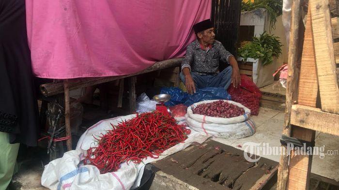 Salah-satu-pedagang-cabe-dan-bawang-di-Pasar-Sijunjung-saat-ditemui-Kamis.jpg