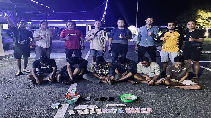Sat Reskrim Polres Sijunjung Mengamankan Enam Pria yang Melakukan Judi Kartu di Pos Ronda