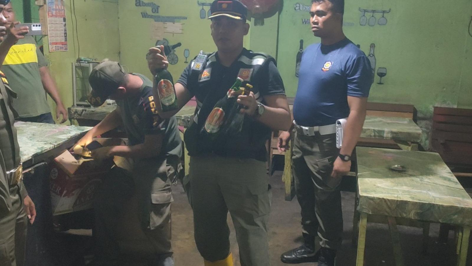 Satpol PP Padang Tertibkan Atom Center, Amankan 11 Botol Minuman Beralkohol