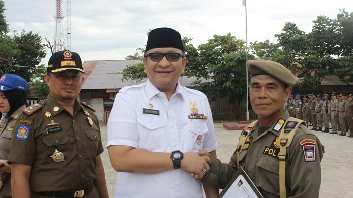 2 Petugas Satpol PP Kota Padang Memasuki Purna Tugas, Sekda Andree Algamar Serahkan Penghargaan