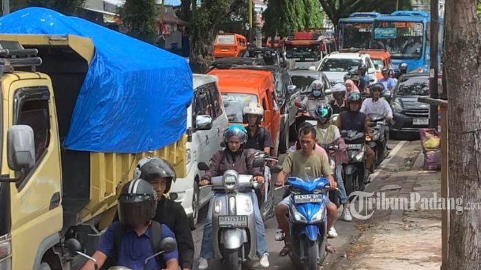 Satu-unit-truk-mengalami-pecah-ban-di-Simpang-Kalumpang-12.jpg