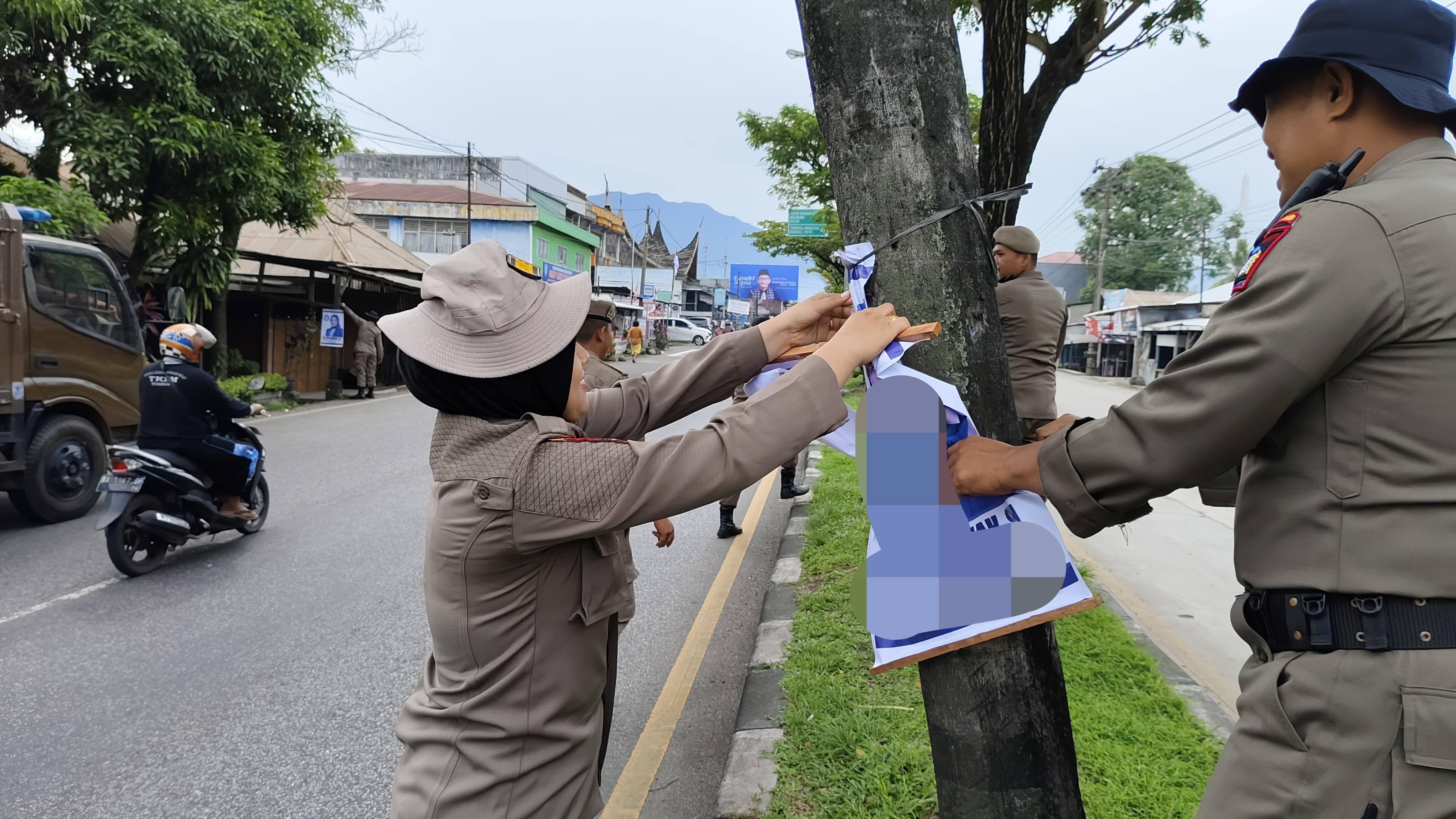 Satuan-Polisi-Pamong-Praja-Satpol-PP-Kota-Padang-tertibkan-baliho-f.jpg