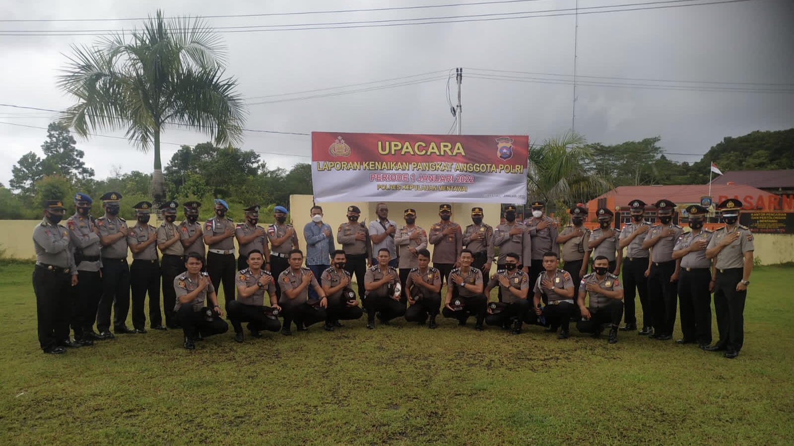 Sebanyak-23-personel-Polres-Mentawai-menerima-kenaikan-pangkat-satu-tingkat-Jumat-31122021.jpg
