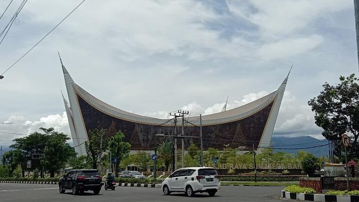 Sebelum-Berdirinya-Masjid-Raya-Sumbar-Dulu-Terdapat-Bangunan-Sekolah-Pertanian-Menengah-Atas.jpg