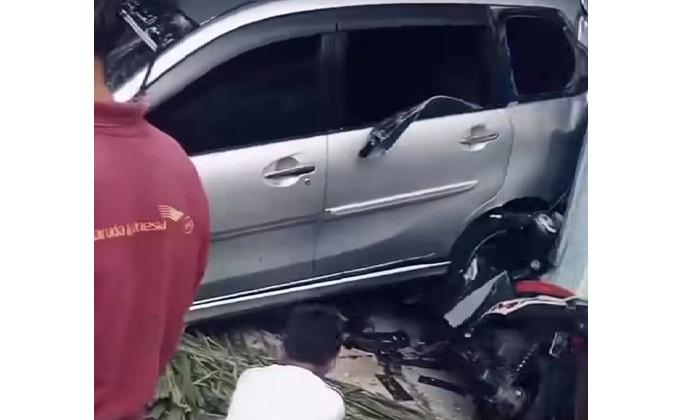 Avanza Tabrak Kedai dan Rumah Warga di Tarusan Pesisir Selatan, Diduga Hilang Kendali