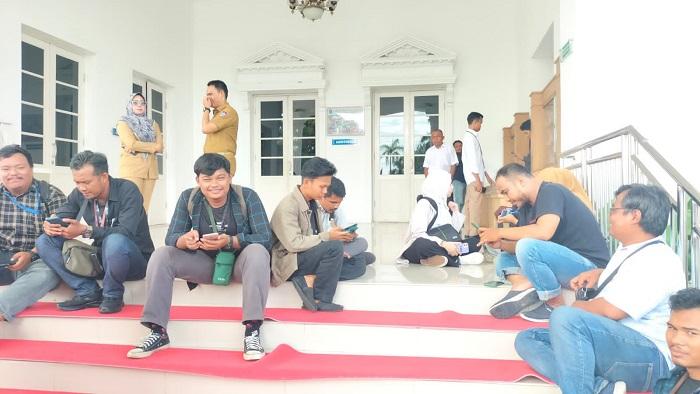 Sejumlah-awak-media-saat-berada-di-depan-Auditorium-Gubernur-Sumatera-Barat-Sumbar.jpg
