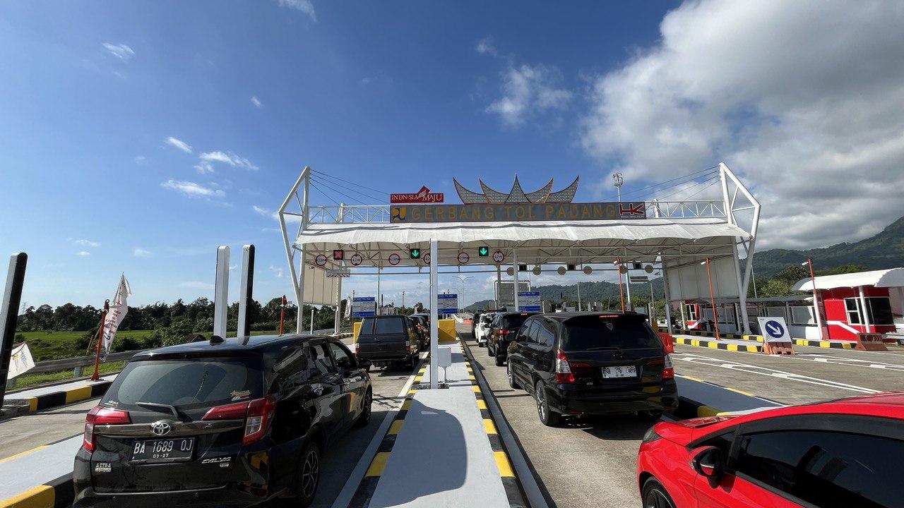 Sejumlah-kendaraan-mengantre-untuk-masuk-ke-Jalan-Tol-Padang-Sicincin.jpg