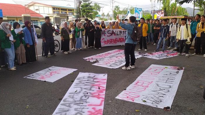 Sejumlah-mahasiswa-melakukan-aksi-demo-di-depan-kantfi-Tani.jpg