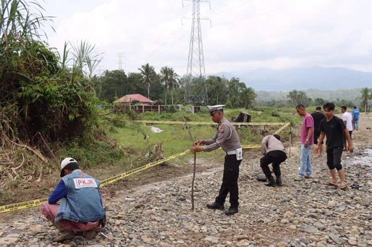 Sejumlah-petugas-Polres-Pasaman-saat-mengecek-TKP-penganiayaan-Saudah-beberapa-waktu-lalu.jpg